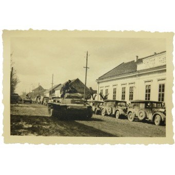 Колонна немецкой техники в составе кюбельвагенов Хорьх-901 и танков Т-2. Espenlaub militaria